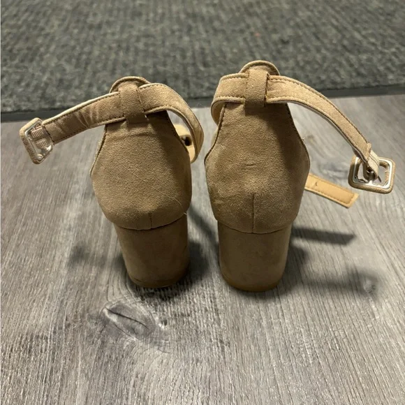 Heels - Picture 3 of 3